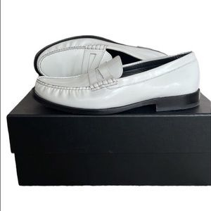 I’m selling a very clean pair of saint laurent loafers there a size 42
